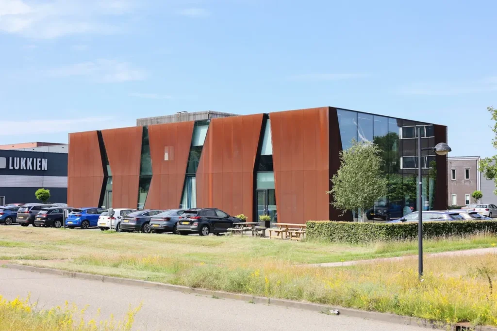Vrijstaand kantoor MIES Architectuur in Ede, beeld 2 van 2