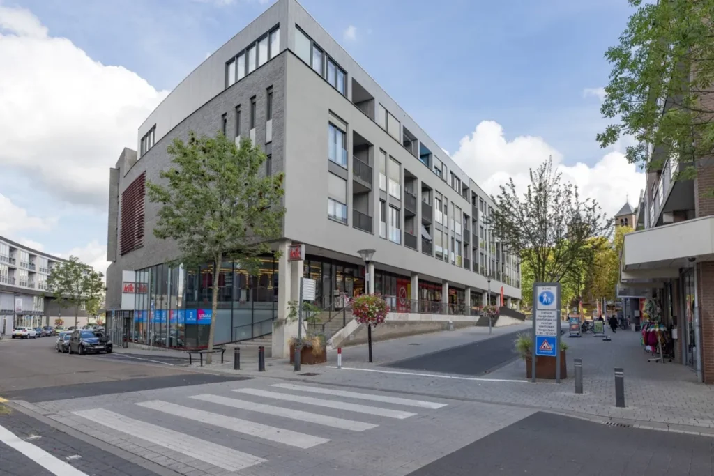 Retail, Commerciële ruimte, Buurtwinkelcentrum Heerlerheide in Heerlen, beeld 2 van 3