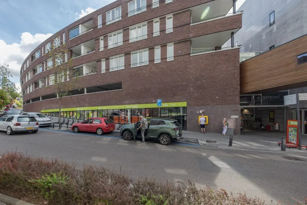2 Plus supermarkten, 1 Aldi, 1 Jumbo in Heerlen, beeld 3 van 4